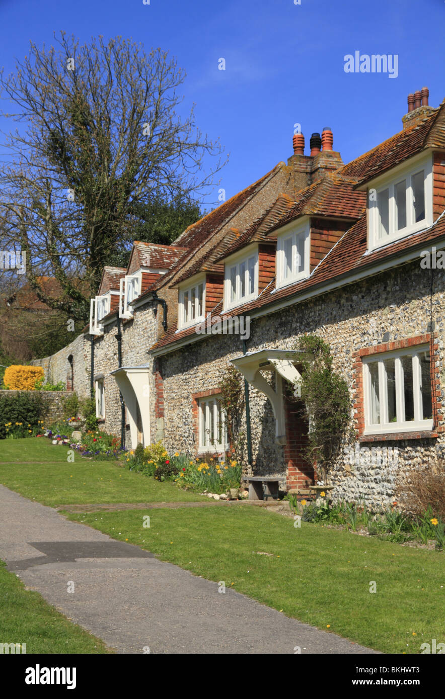 Une terrasse de silex traditionnels cottages, donnant sur la place du village à l'East Dean, East Sussex Banque D'Images