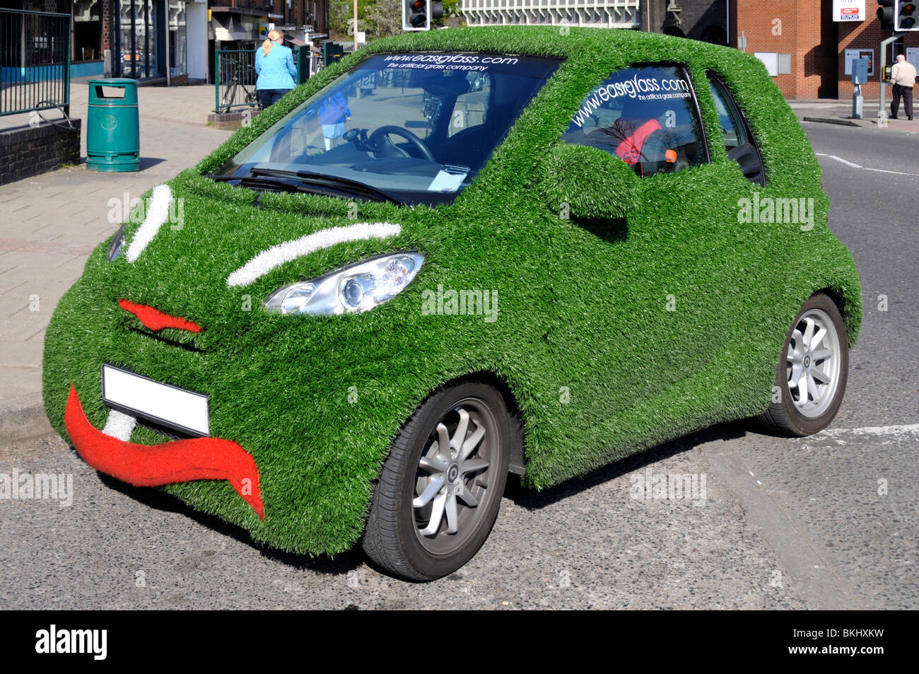 Smart car couvert de gazon artificiel et de la publicité Banque D'Images