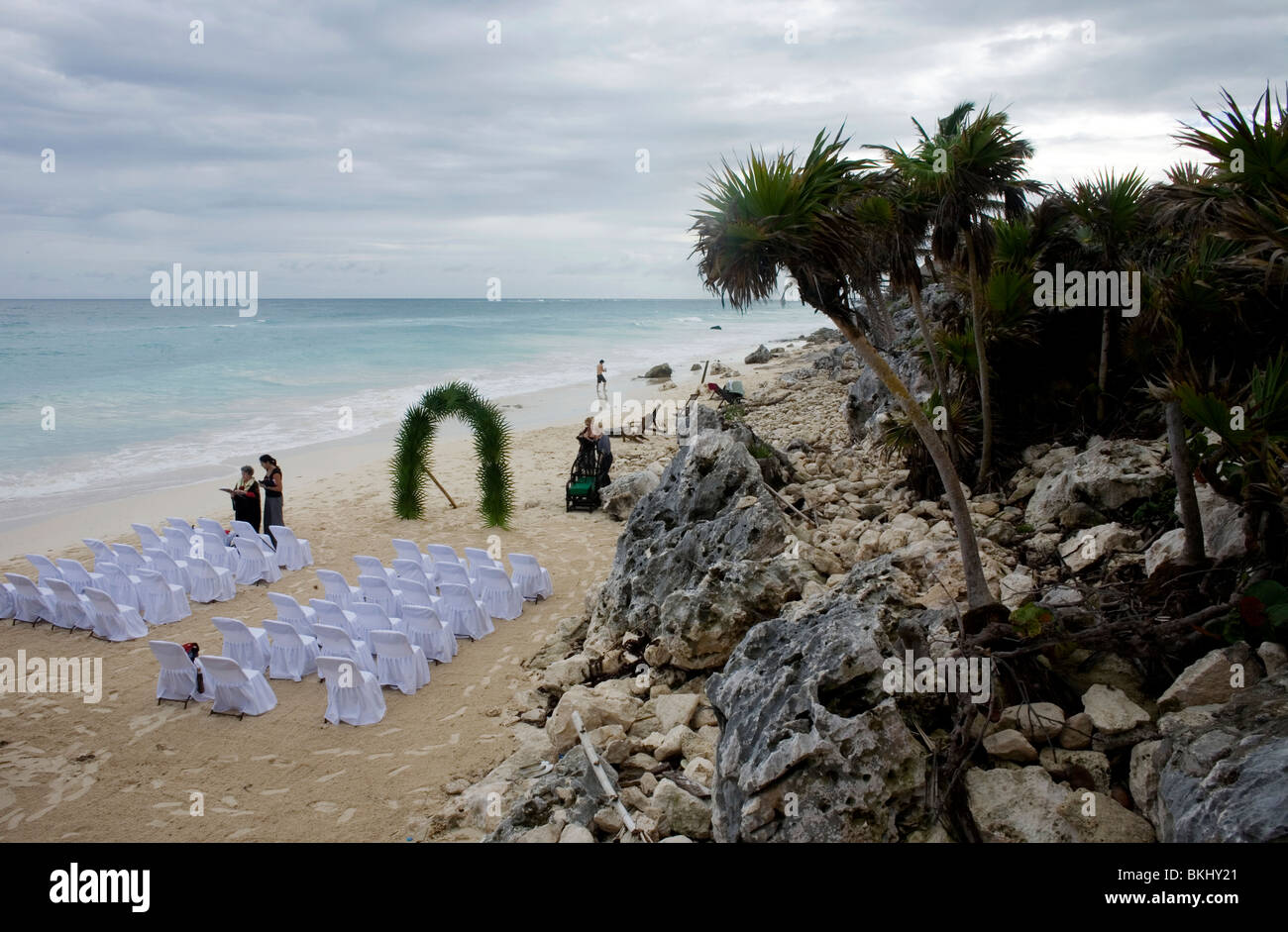 Les gens se rassemblent pour un mariage en bord de mer avec vue sur la mer des Caraïbes le long de la Riviera Maya, près de la ville maya de Tulum, Mexique Banque D'Images Les gens se rassemblent pour un mariage en bord de mer avec vue sur la mer des Caraïbes le long de la Riviera Maya, près de la ville maya de Tulum, Mexique Banque D'Images