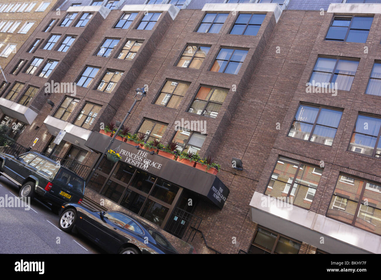 Angle extrême frontal aspect du Centre Hospitalier Princesse Grace dans Nottingham Place à Londres. Banque D'Images