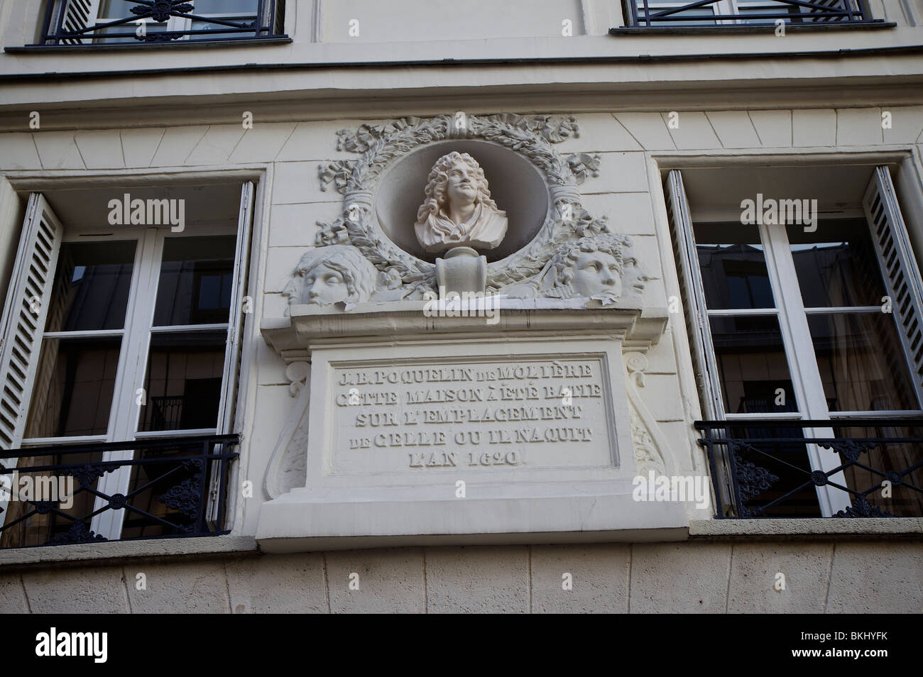 Plaque commémorant la position de la chambre que Molière, dramaturge et acteur, a vécu, Les Halles, Paris, France Banque D'Images