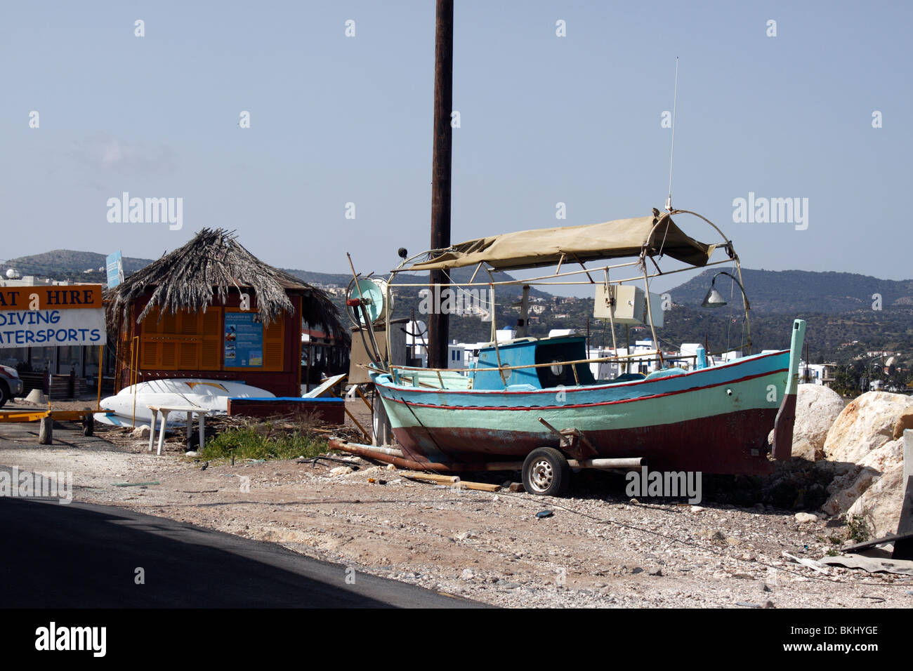 Un bateau de pêche traditionnel chypriote DANS LE CHANTIER À LATCHI SUR L'île de Chypre. Banque D'Images