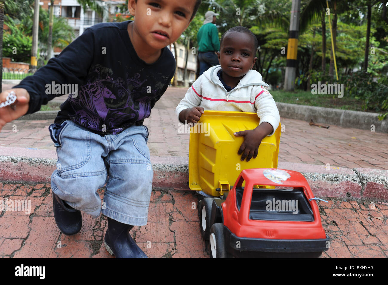 Deux garçons de 3 et 4 ans jouer avec chariot en park à Medellin. Banque D'Images