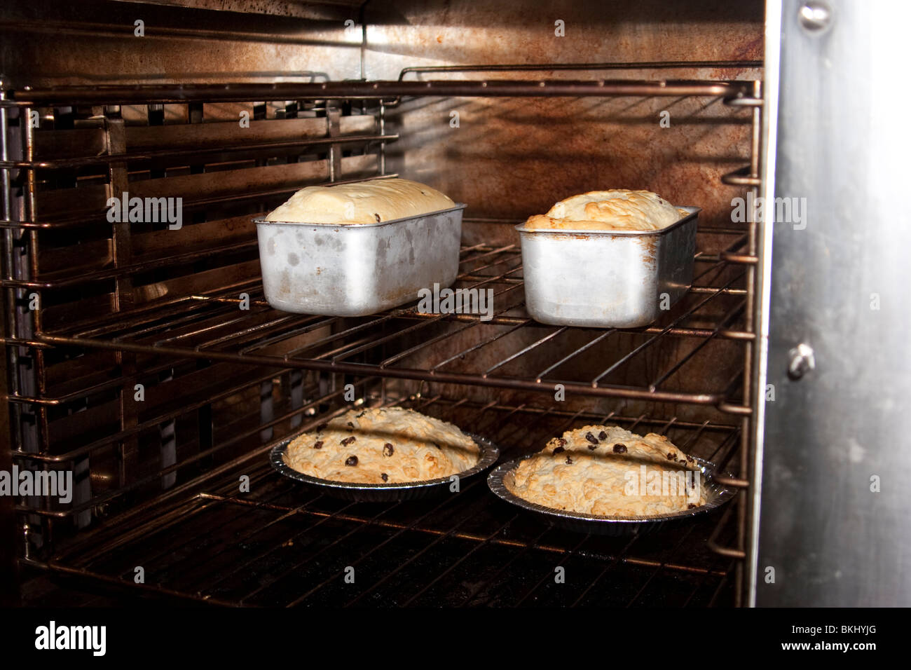 La cuisson au four à pain fait maison Photo Stock - Alamy