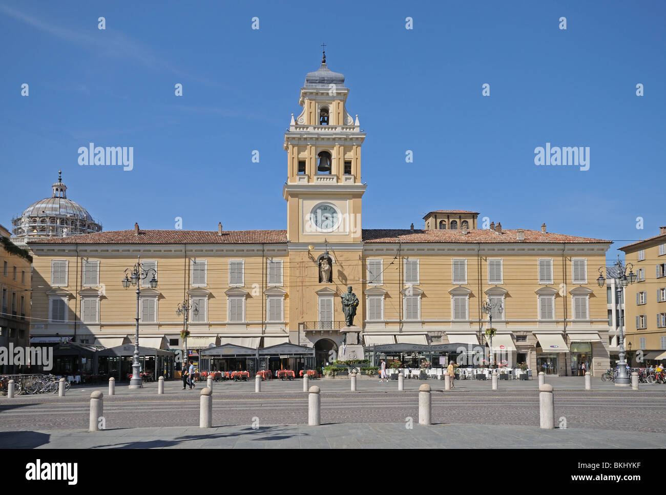 Piazza Garibaldi place publique avec le Palazzo del Governatore 1760 et son clocher avec l'horloge astronomique Banque D'Images