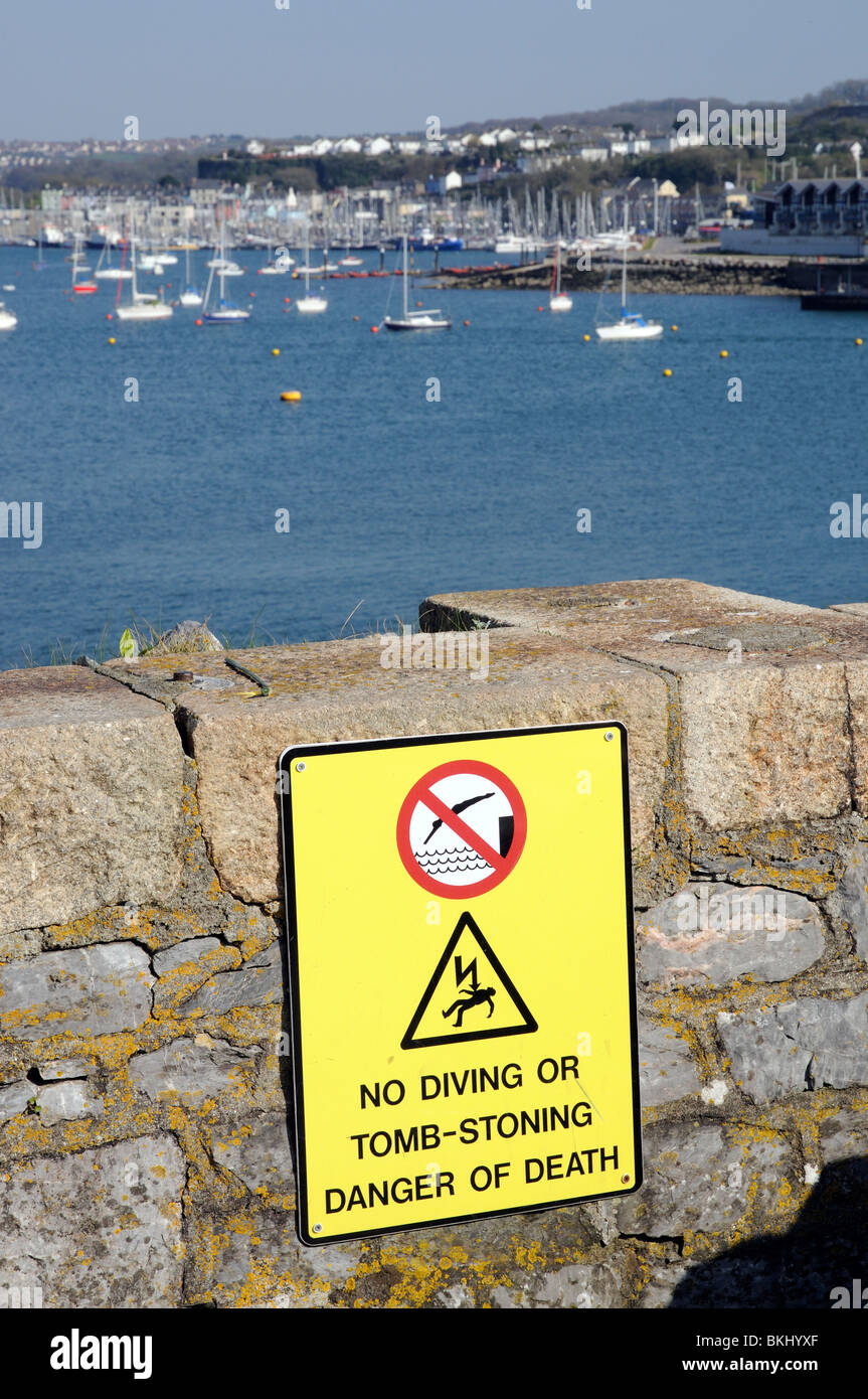 Seawall avertissement 'Non Plongée sous-marine ou le tombeau - lapidation' danger de mort activité dangereuse Banque D'Images