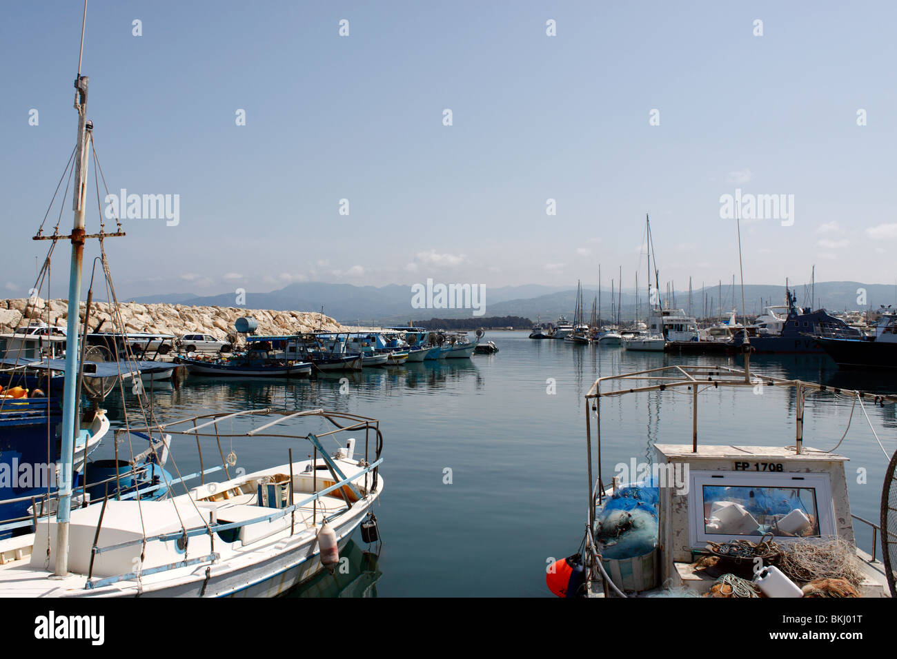 Port de LATCHI ET MARINA SUR L'île de Chypre. LATCHI, également connu sous le nom de LATSI OU LATSI. Banque D'Images