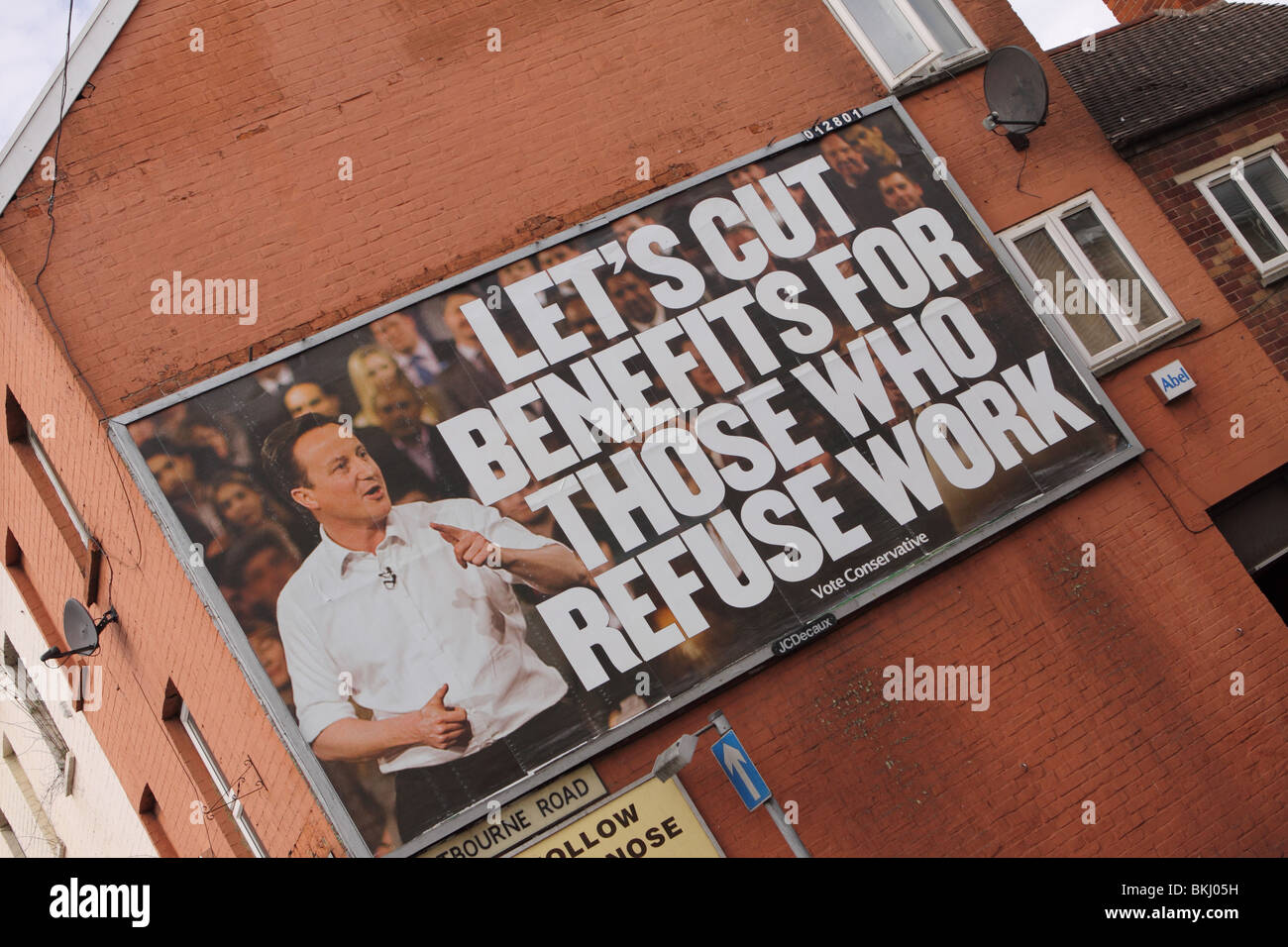 Voter Conservateur Tory billboard campagne affiche mettant en vedette David Cameron disant vous permet de réduire les prestations pour ceux qui refusent de travailler Banque D'Images