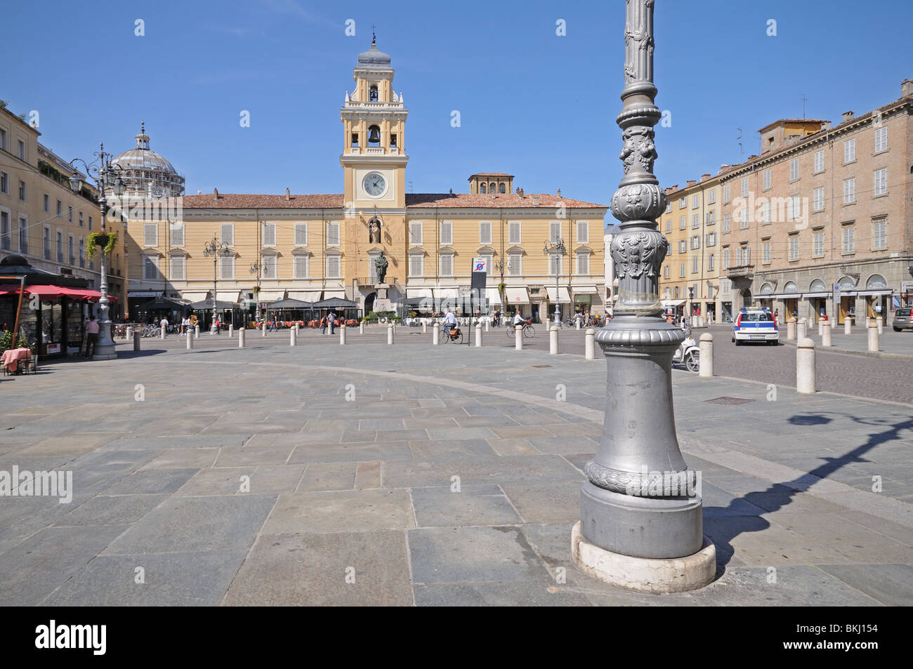 Piazza Garibaldi place publique avec le Palazzo del Governatore 1760 et son clocher avec l'horloge astronomique Banque D'Images