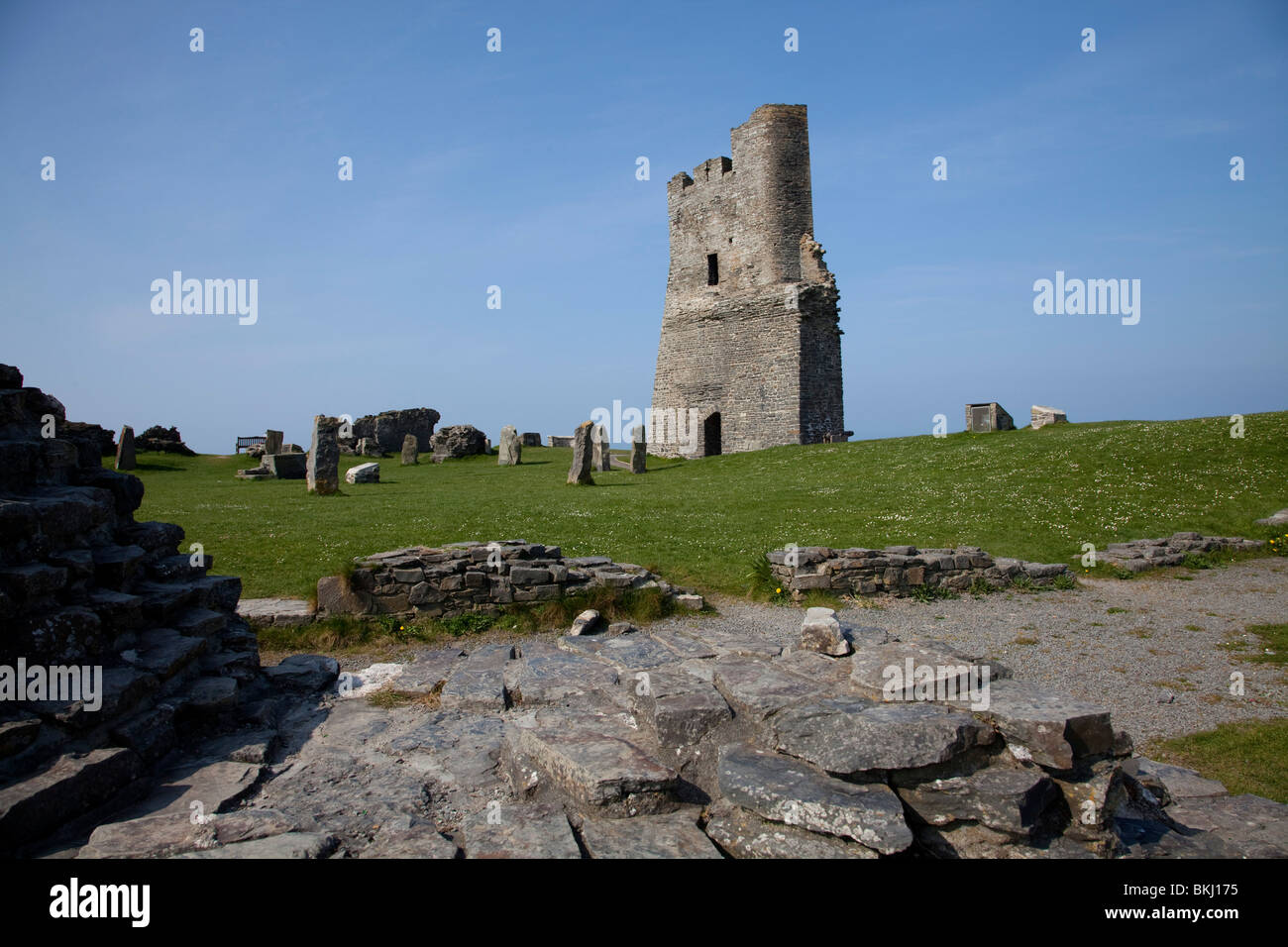 Ruines du château de gallois sur la mer pointe à Aberystwyth station de vacances Pays de Galles sur une chaude journée de printemps Banque D'Images