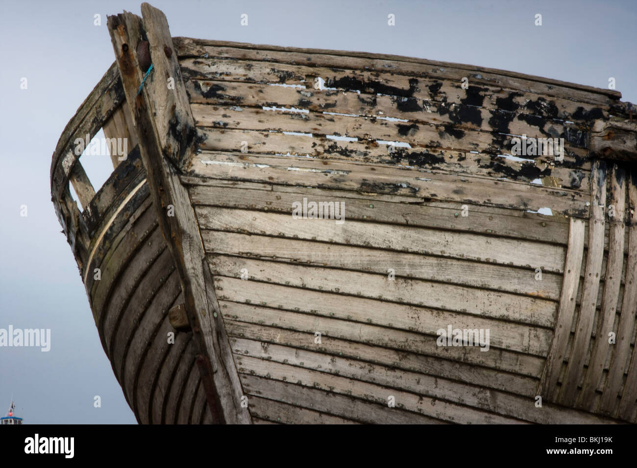 Bateau de pêche en décomposition sur la plage de Dungeness, dans le Kent. Ces faisaient autrefois partie d'une industrie de la pêche Banque D'Images