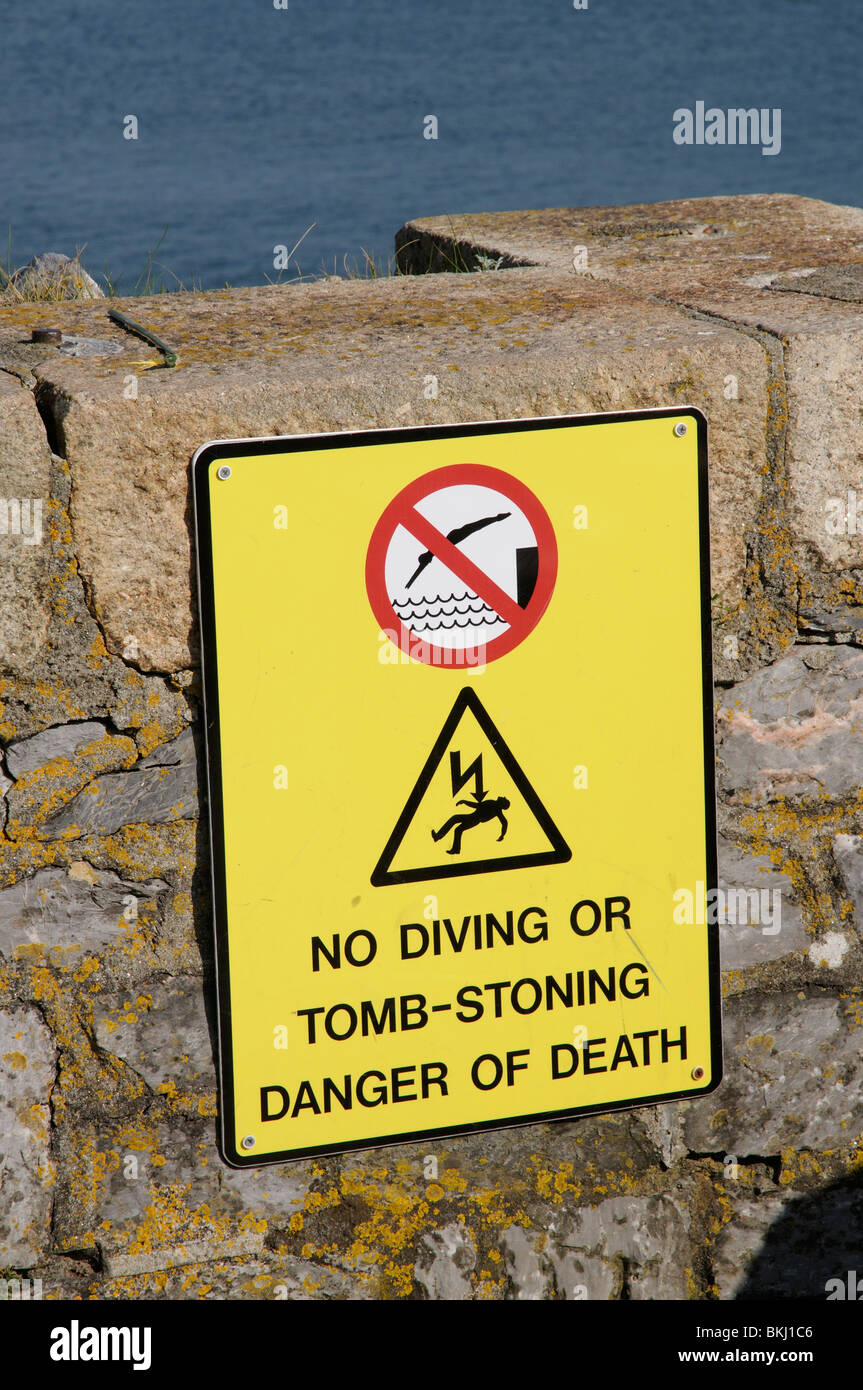 Seawall avertissement 'Non Plongée sous-marine ou le tombeau - lapidation' danger de mort activité dangereuse Banque D'Images