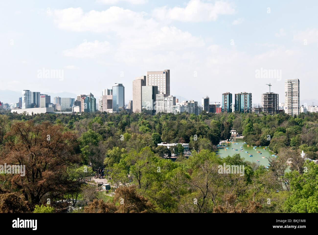 Mexico City skyline vu de château de Chapultepec et parc de Chapultepec en regardant les gens de bateau sur le lac Chapultepec Banque D'Images