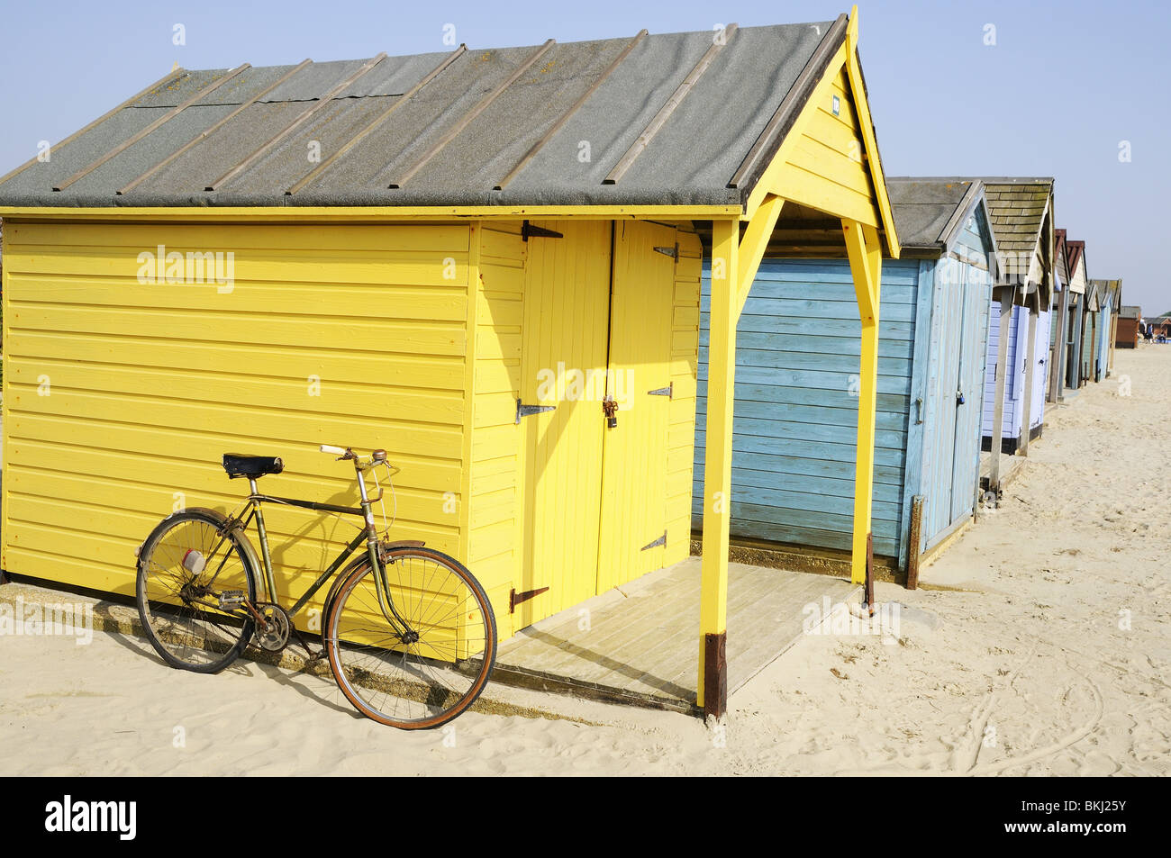 Cabines colorées sur West Wittering beach Sussex England Banque D'Images