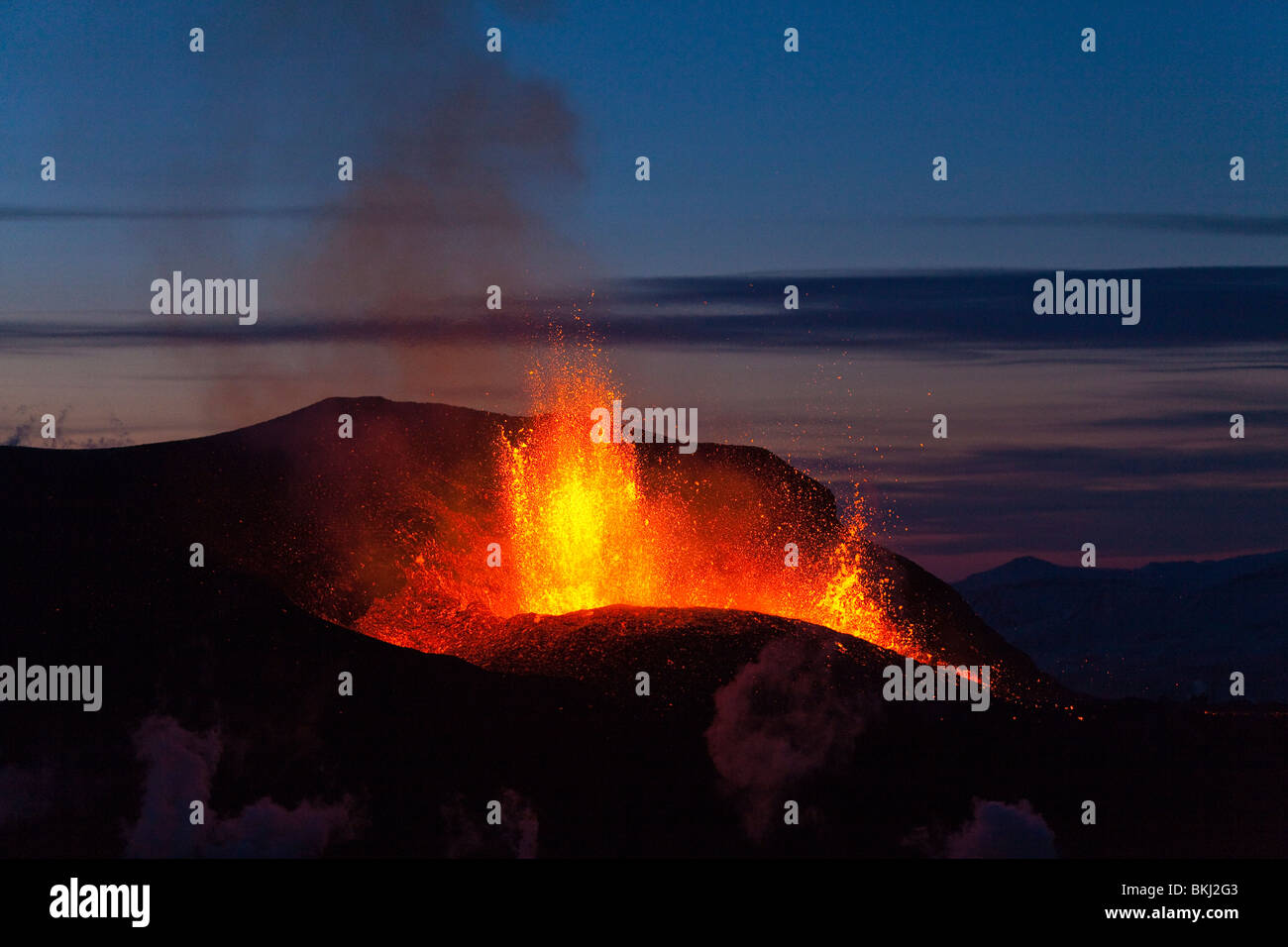 Fontaines de lave au démarrage de l'Islande Eyjafjallajökull éruption volcanique au crépuscule Mars 2010 Banque D'Images