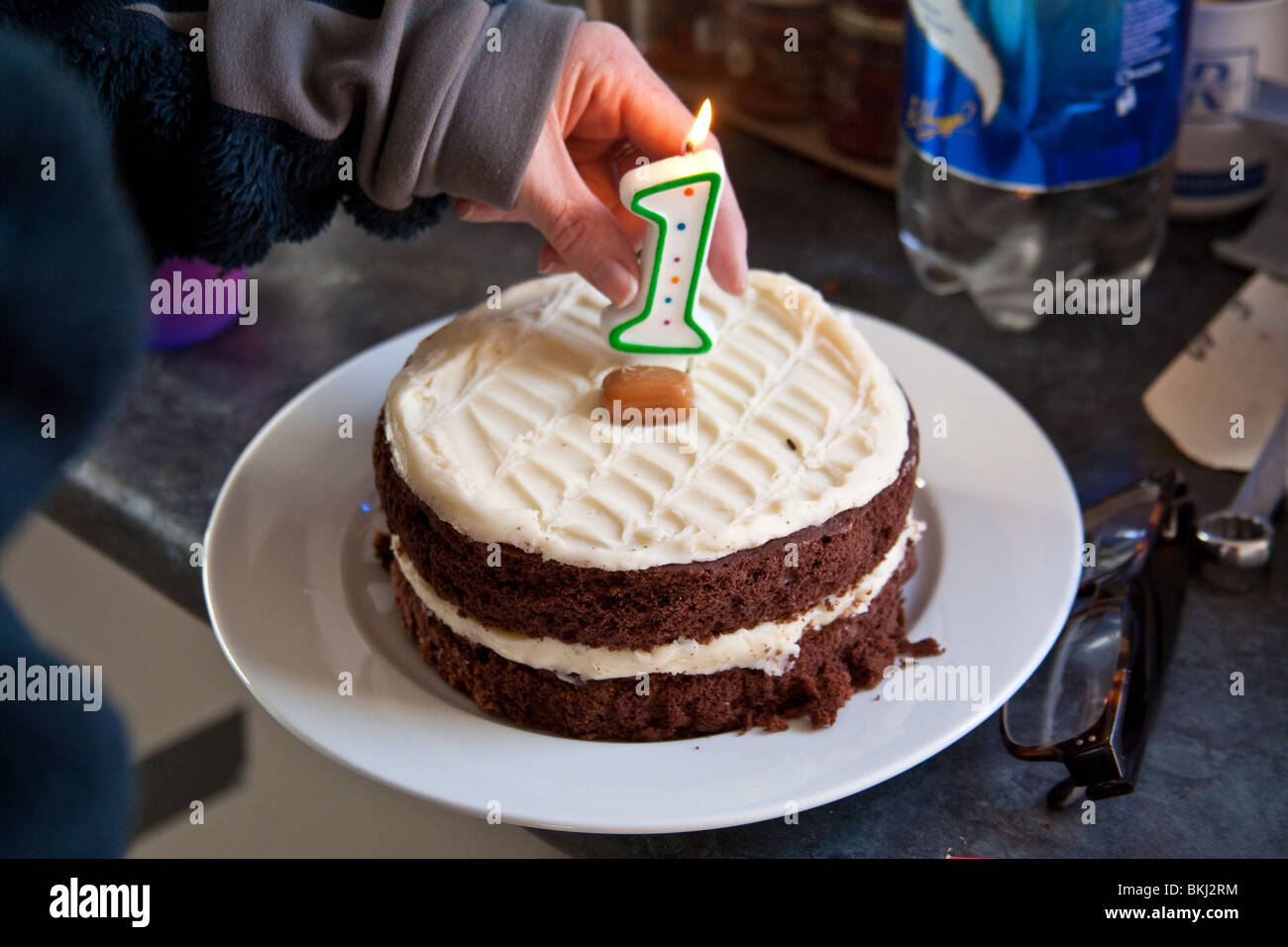 Chocolat, gâteau d'anniversaire avec une bougie numéro 1. Banque D'Images