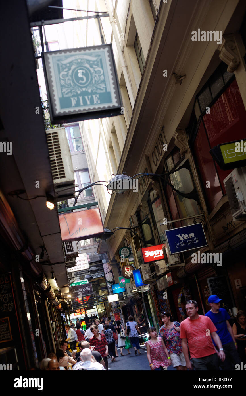 Une allée bordée de cafés et restaurants de Melbourne, Victoria, Australie Banque D'Images