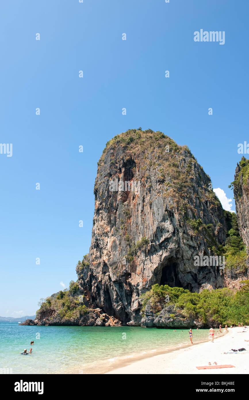 Grand rock formation sur Railay Beach, Krabi, Thaïlande du sud Banque D'Images
