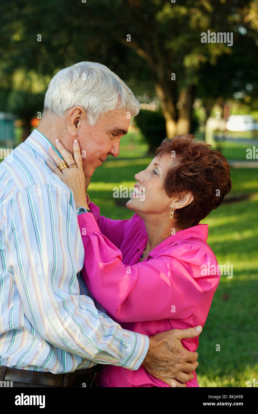 Fort Lauderdale, Floride, États-Unis d'Amérique ; un couple se tenant amoureusement Banque D'Images