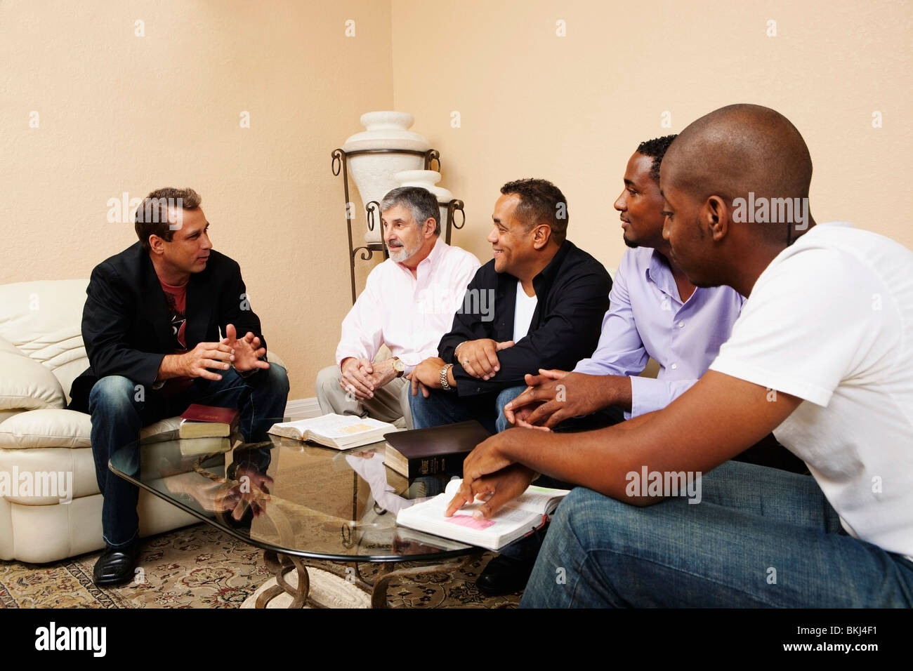 Un groupe d'hommes dans une maison d'étude de la Bible Banque D'Images