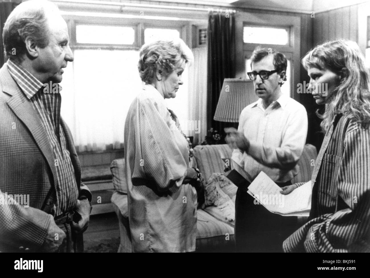 WOODY ALLEN (DIR) O/S « SEPTEMBRE (1987)" AVEC JACK WARDEN, Elaine Stritch, Mia Farrow WDA 005P H Banque D'Images