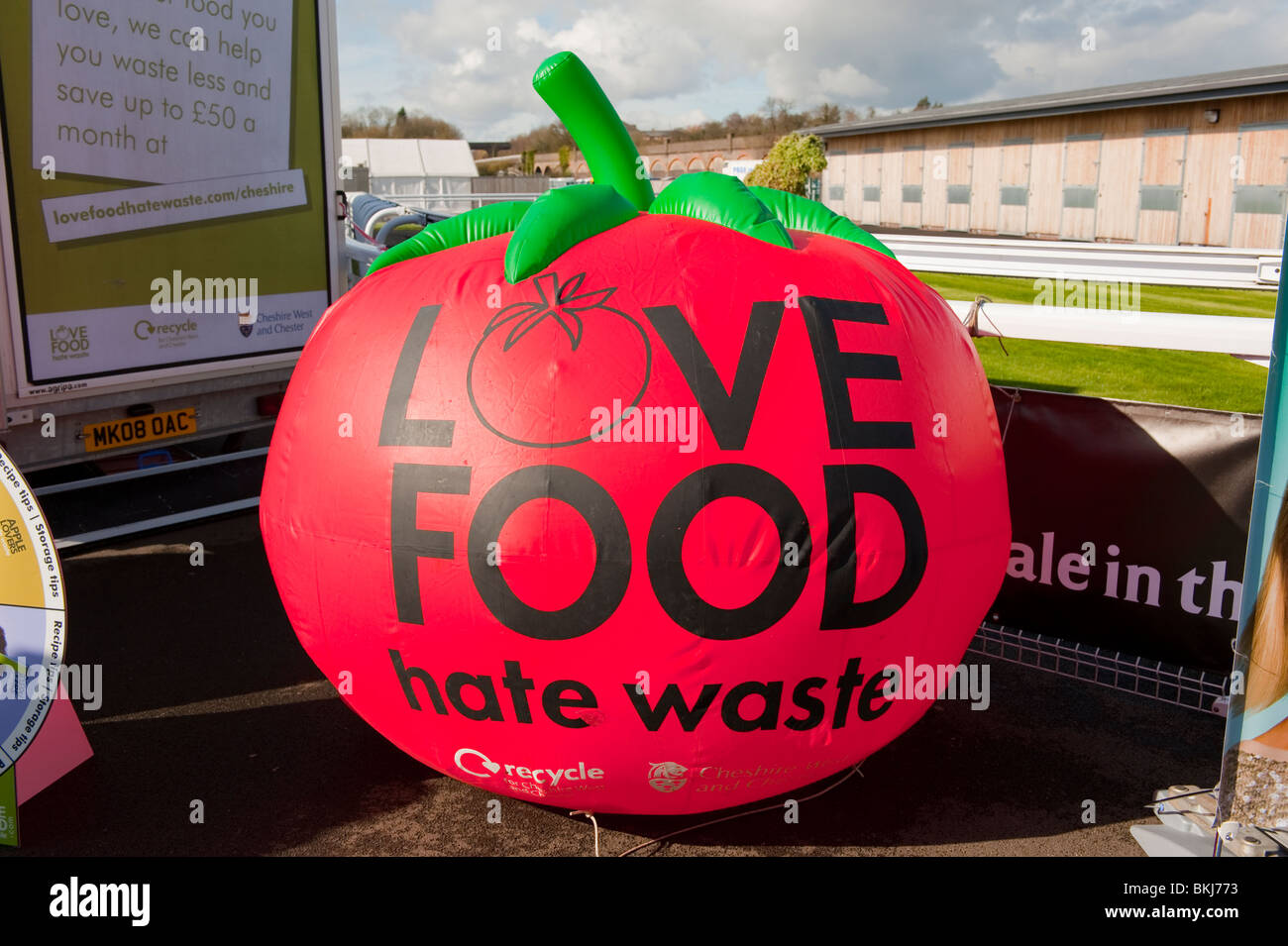 Amour haine alimentaire gros déchets tomate gonflable Banque D'Images