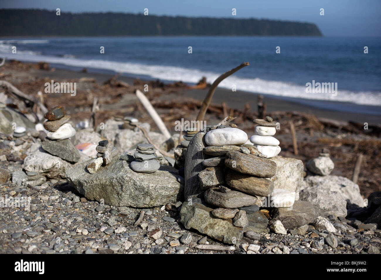 Des cairns à gauche sur la plage près de Greymouth sur la côte ouest de l'île Sud de la Nouvelle Zélande Banque D'Images