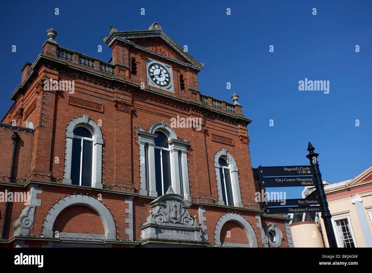 Newry Town Hall conçu par William Batt du côté du comté de Down en Irlande du Nord uk l'hôtel de ville a été construit sur un pont Banque D'Images