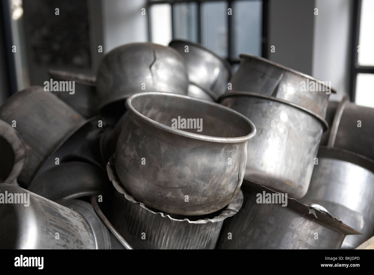 Europe Pologne Cracovie Podgorze Musée Usine Shindler unfinished pots en métal Banque D'Images