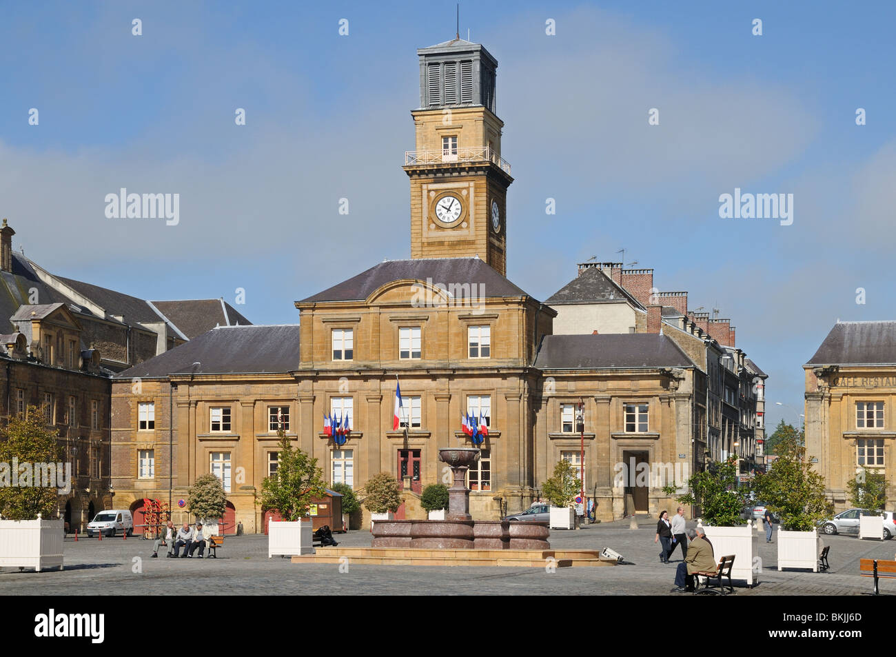 Le Bureau d'information touristique avec des drapeaux en place Ducale Charleville-mézières Ardennes France Banque D'Images