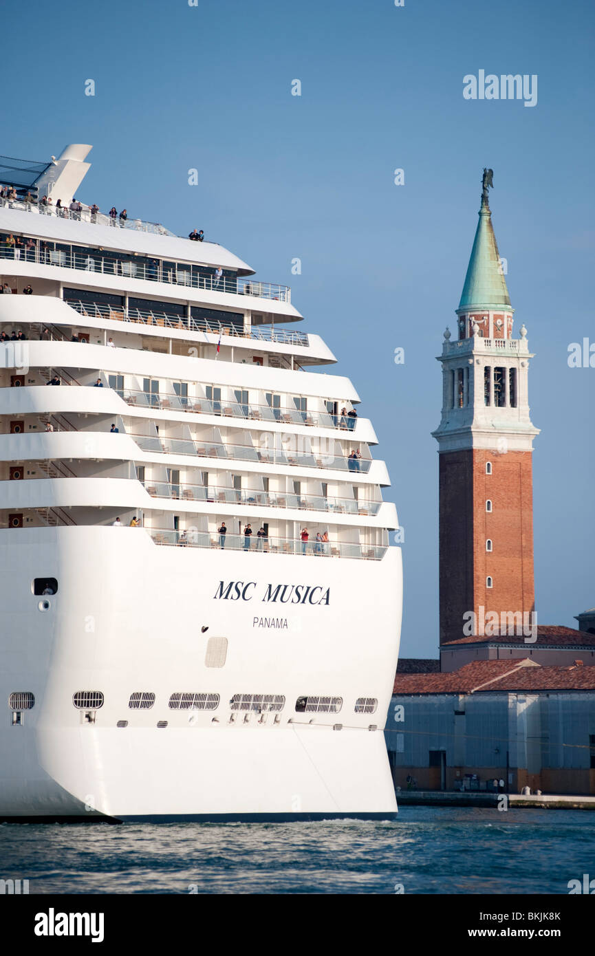 Grand voyageur moderne bateau de croisière naviguant dans Venise Italie Banque D'Images