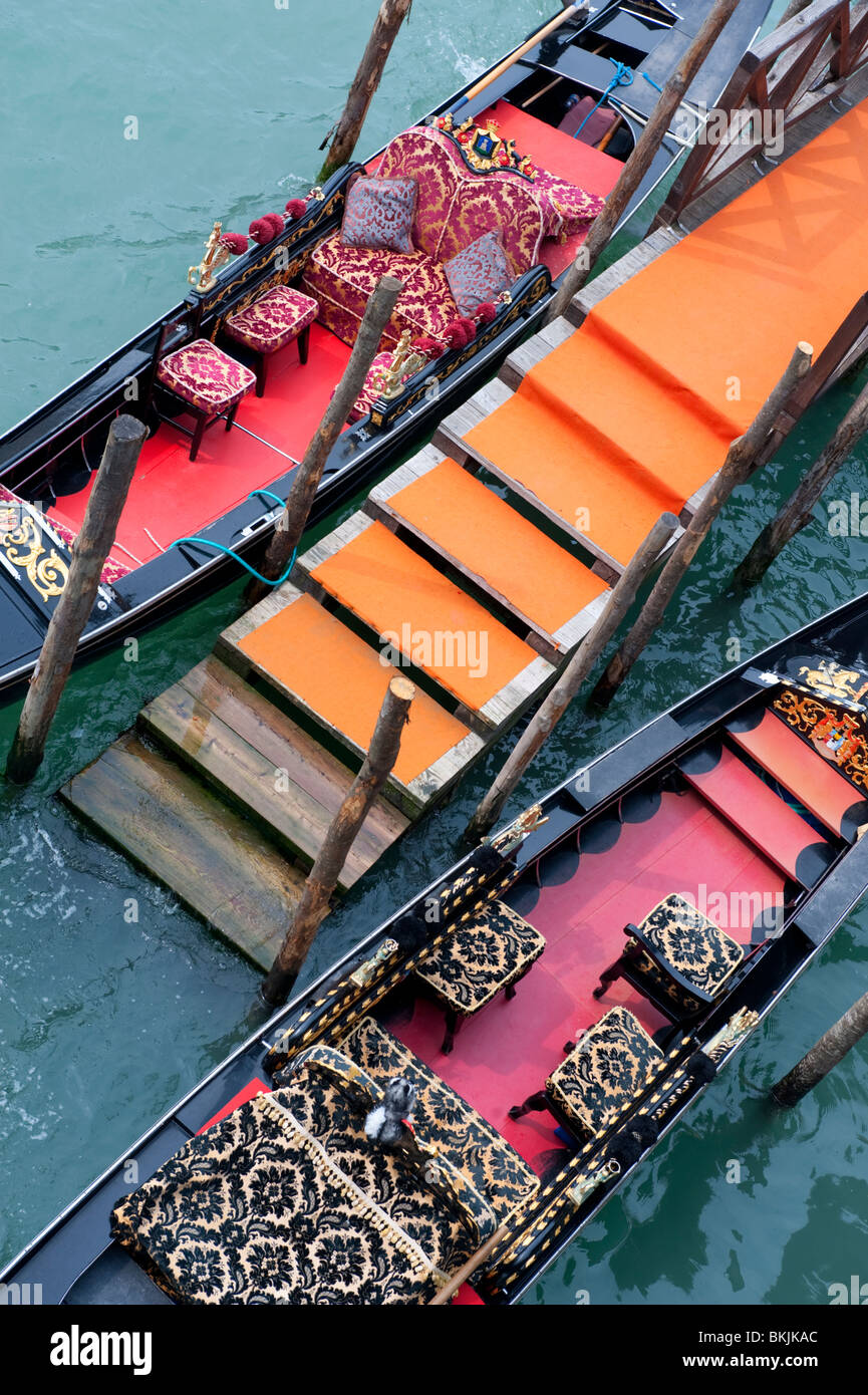 Gondoles amarré au quai sur Grand Canal à Venise Banque D'Images