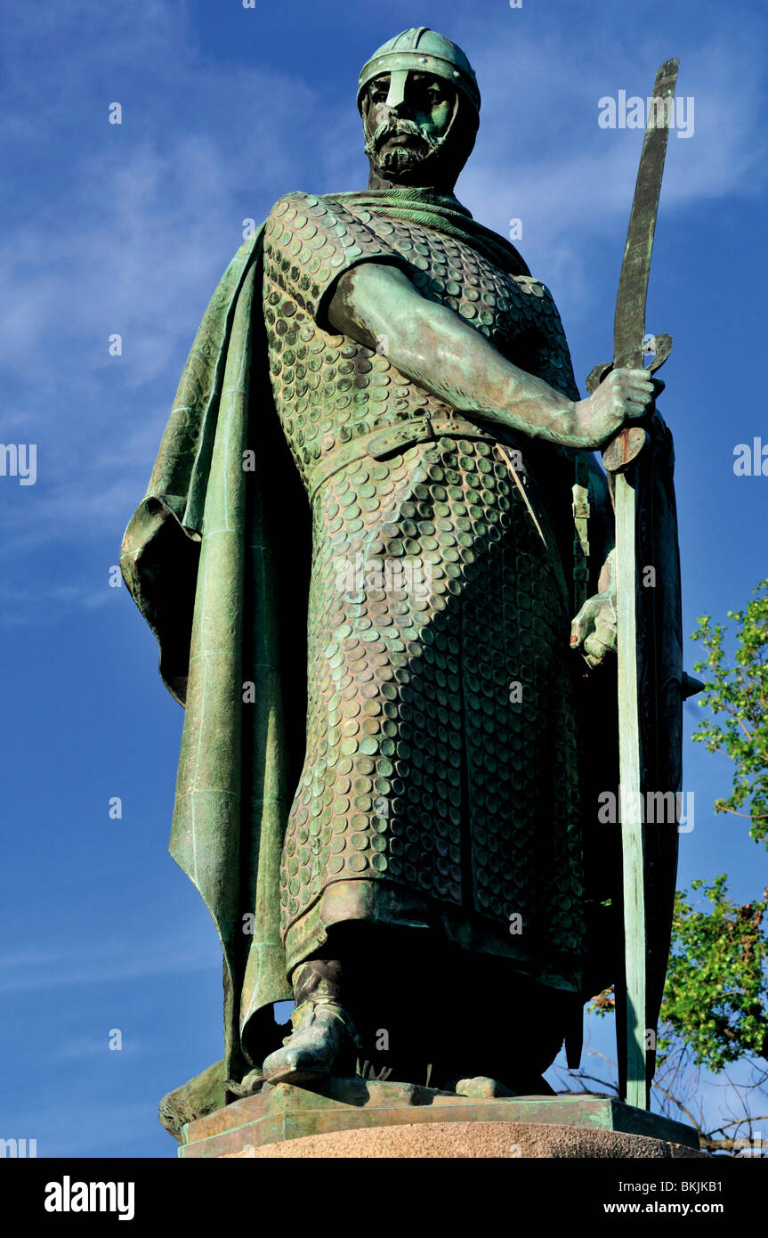 Portugal : statue du premier roi portugais Afonso Henriques à Guimaraes Banque D'Images