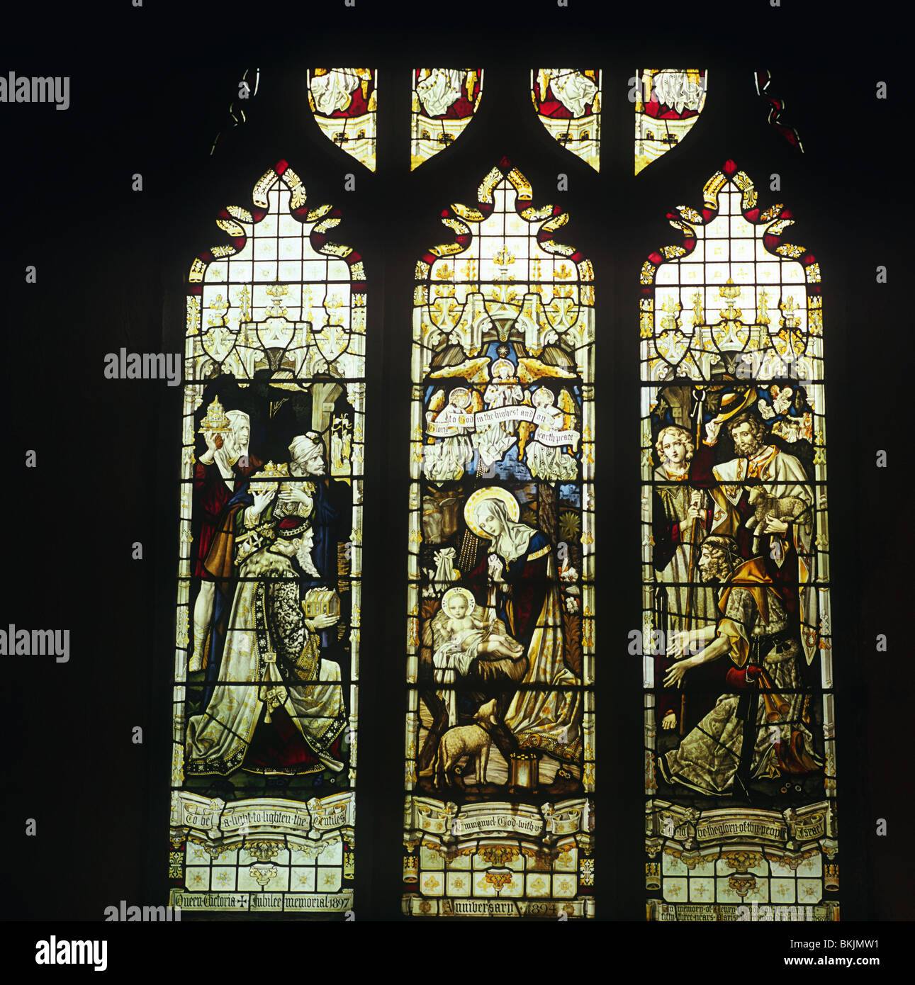 L'Angleterre, Kent, Tenterden, St Mildred's Church, des vitraux représentant des scènes de la Nativité Banque D'Images