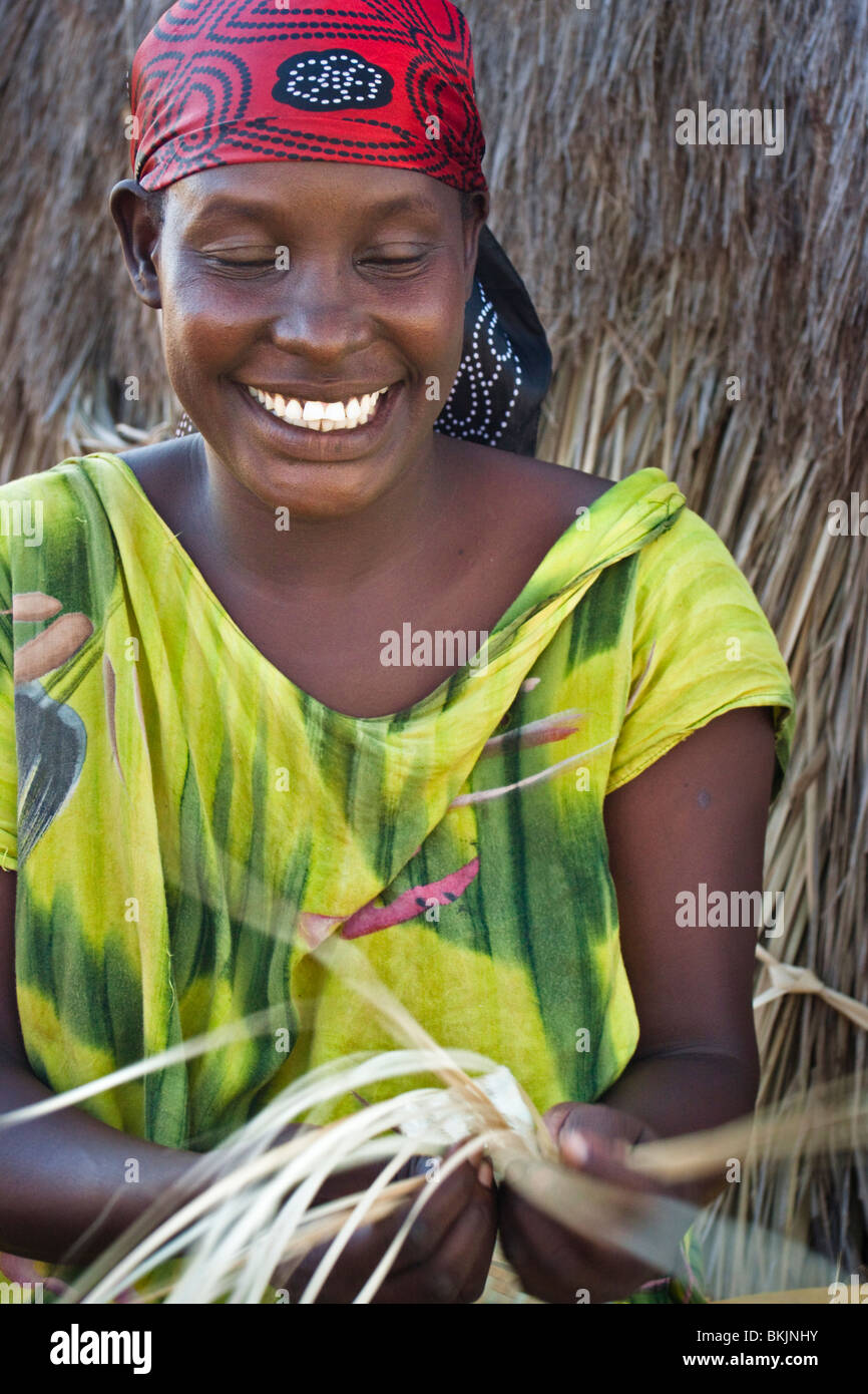 Femme africaine le tissage d'un tapis Banque D'Images