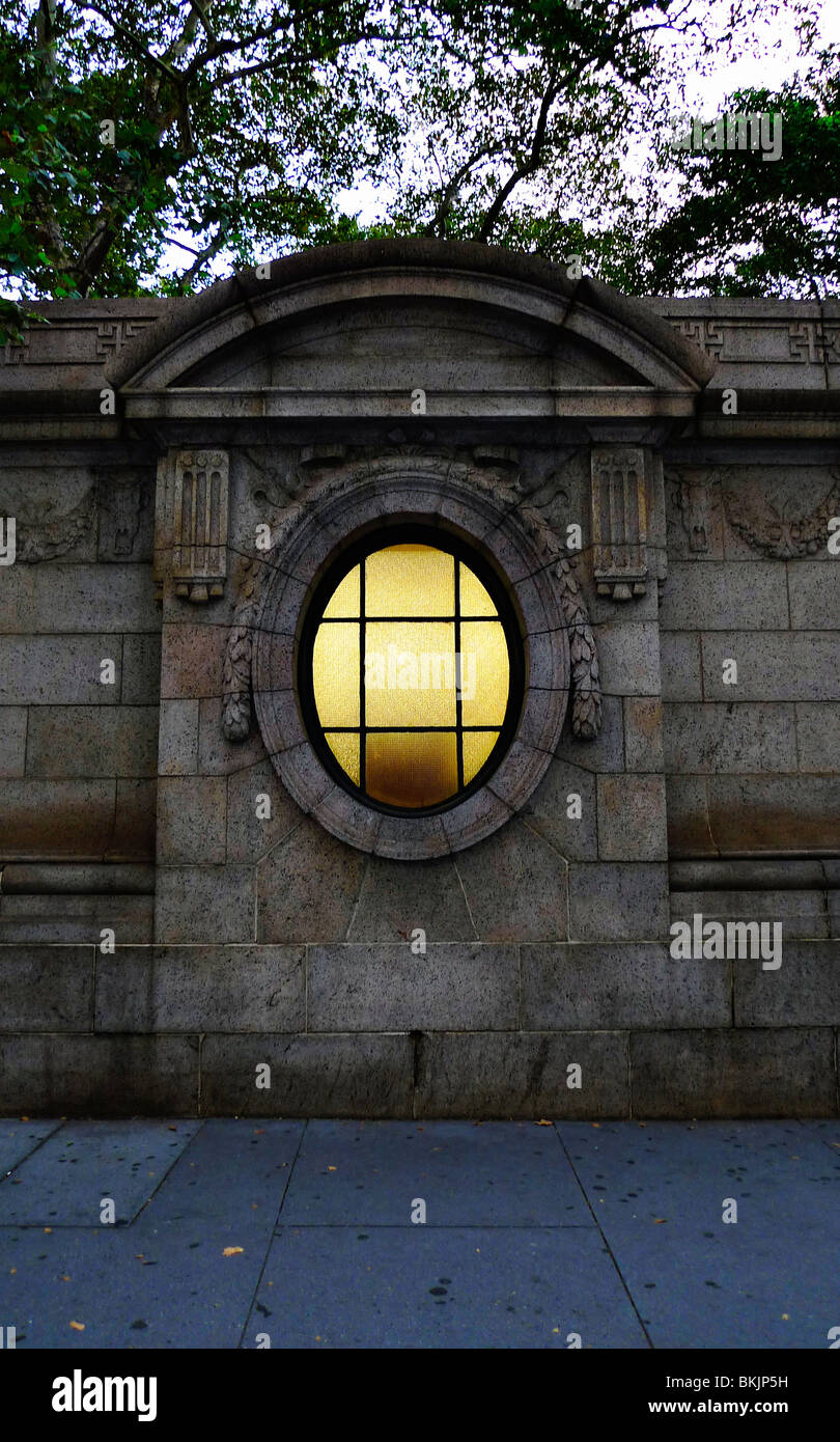 Détail architectural décoratif de mur du parc dans la ville de New York. Banque D'Images
