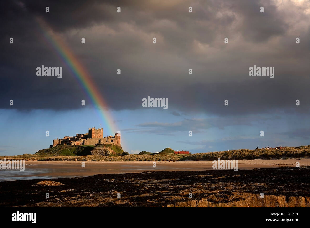 Château de Bamburgh Rainbow Beach Vue du village au nord de Bamburgh Côte de Northumbrie Northumbrie en Angleterre Banque D'Images