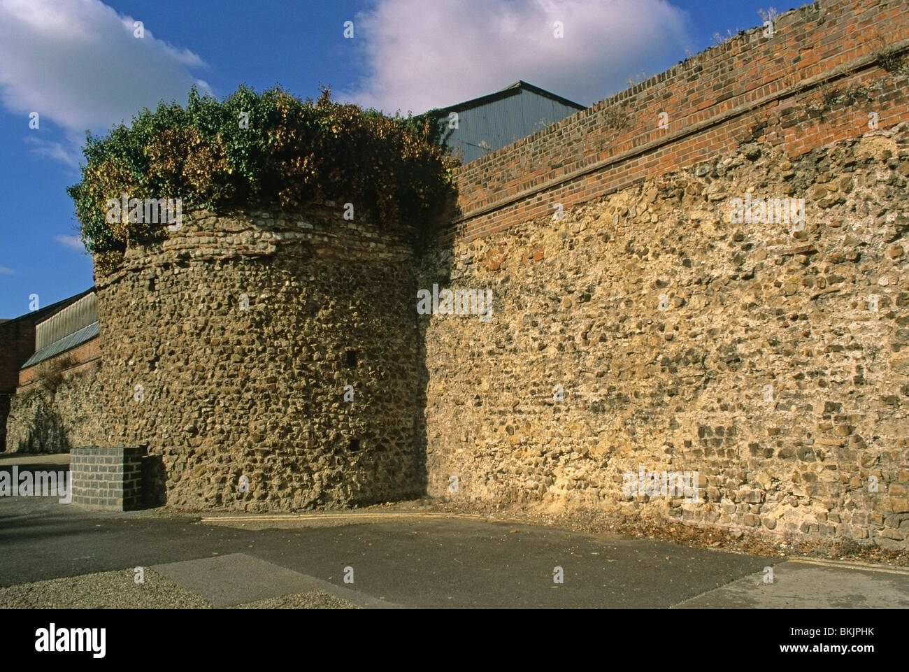 Mur Romain restauré avec tourelle sur le bord d'un parking public dans le centre de Colchester Banque D'Images