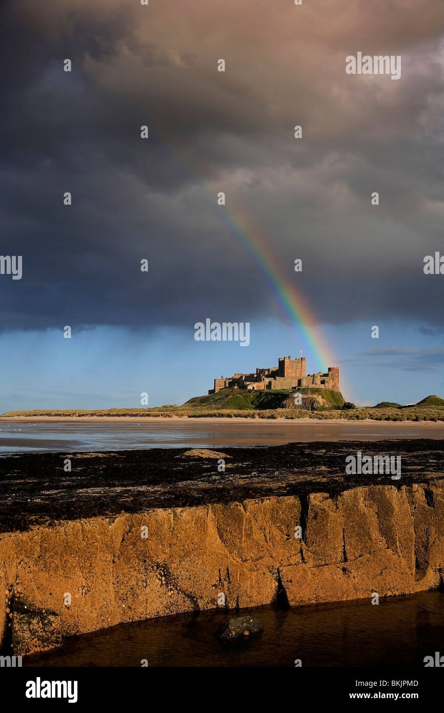 Château de Bamburgh Rainbow Beach Vue du village au nord de Bamburgh Côte de Northumbrie Northumbrie en Angleterre Banque D'Images