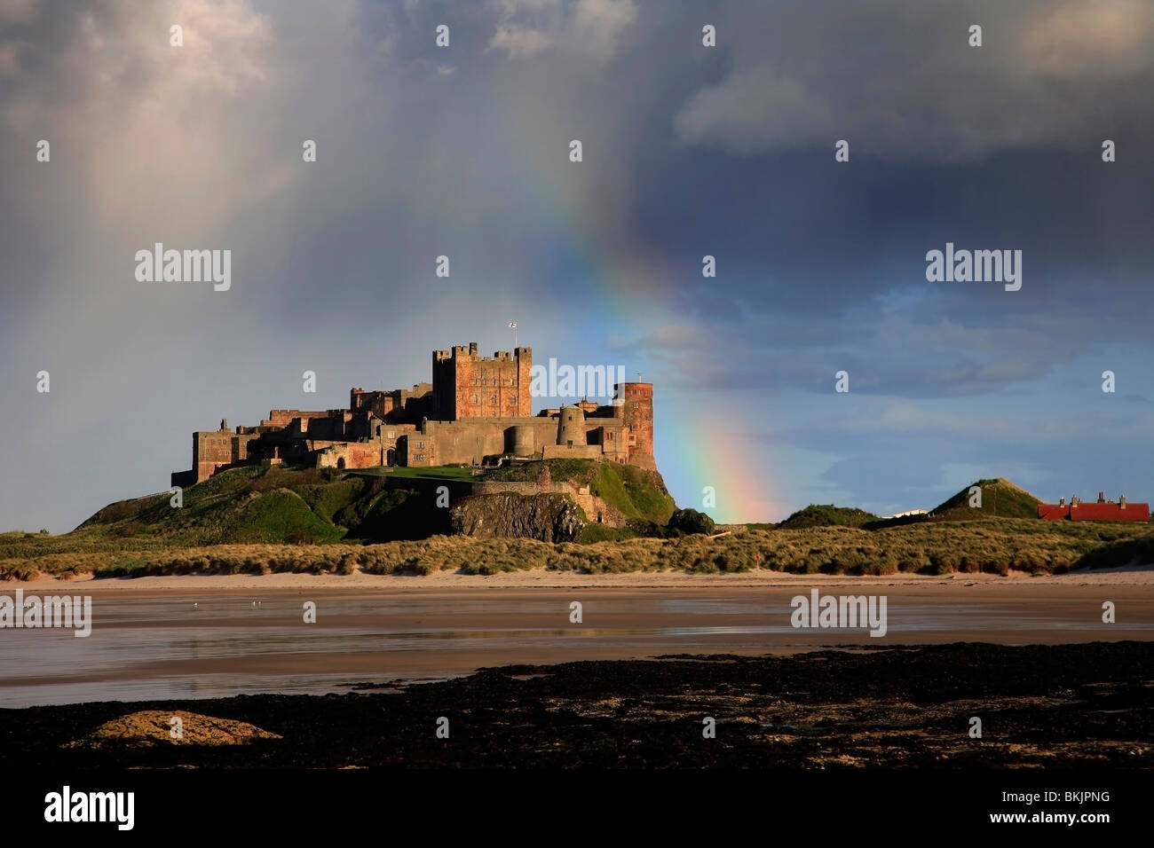 Château de Bamburgh Rainbow Beach Vue du village au nord de Bamburgh Côte de Northumbrie Northumbrie en Angleterre Banque D'Images