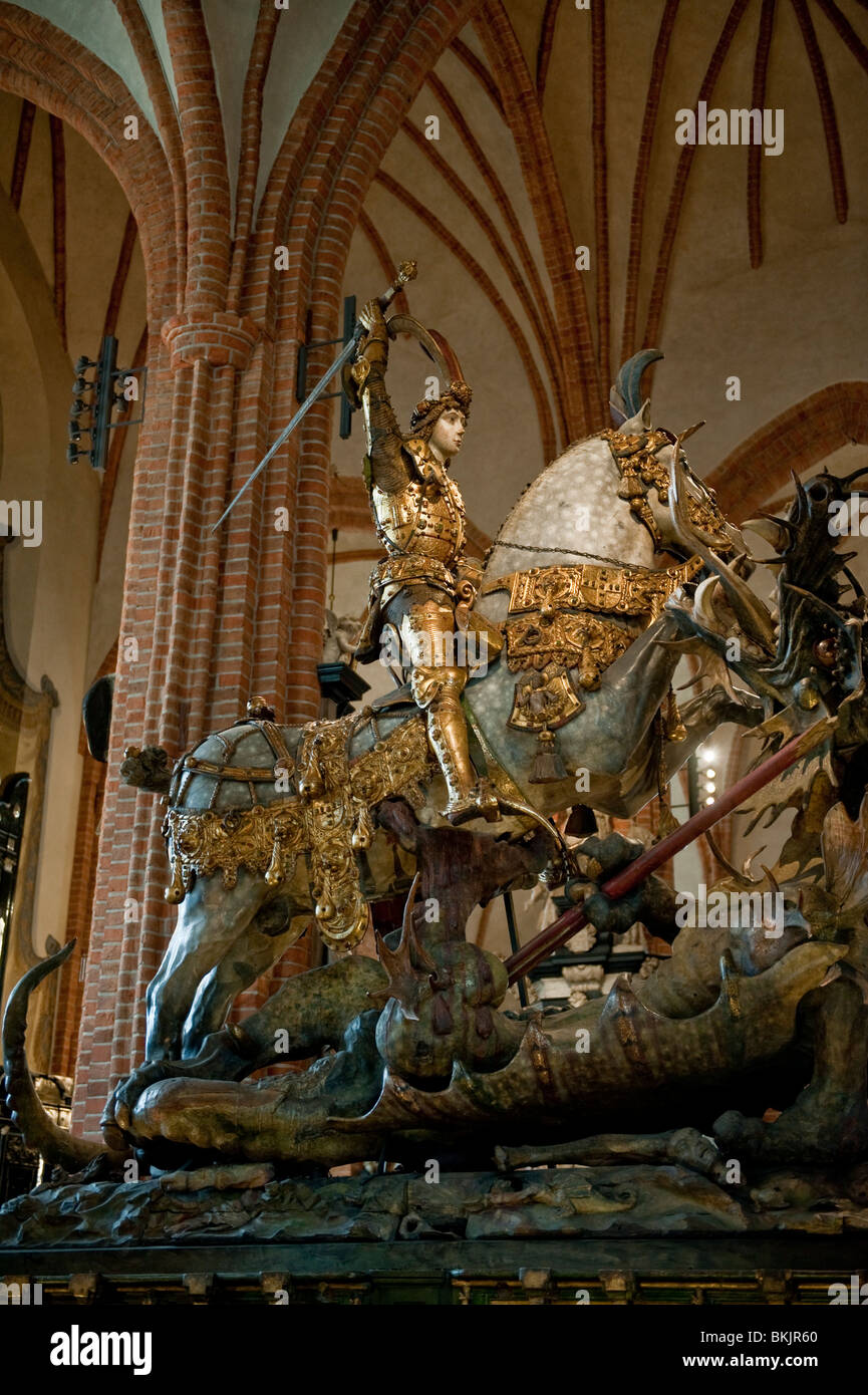 Sculpture en bois récemment rénové Saint Göran George et le Dragon dans l'église Storkyrkan à Stockholm Banque D'Images