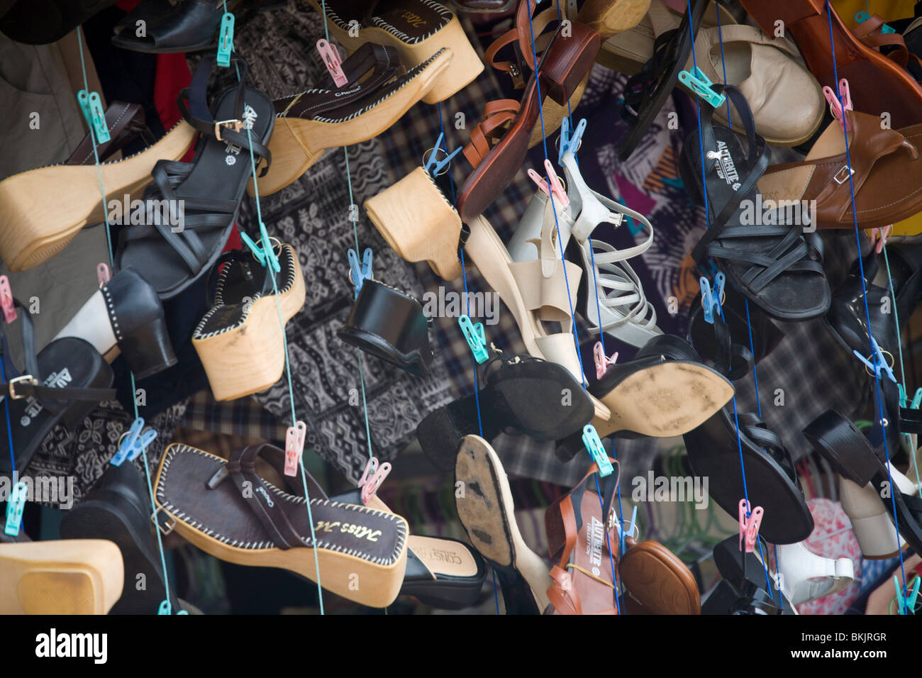 Affichage de chaussures dans la rue principale de Gamba Gabon Banque D'Images