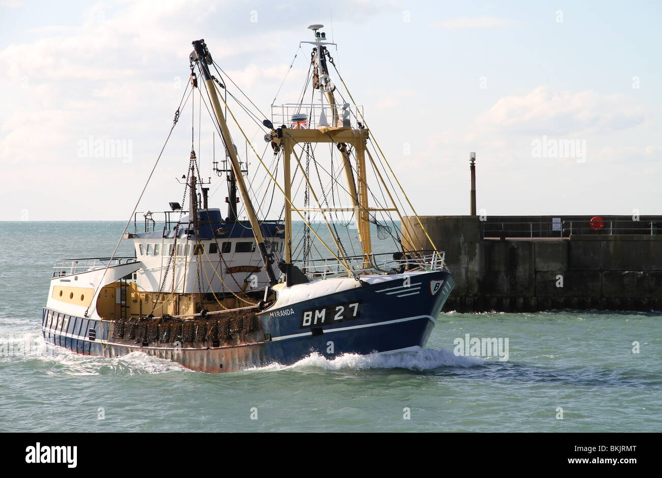 'Notre chalutier Miranda' entrant Shoreham Harbour. Banque D'Images