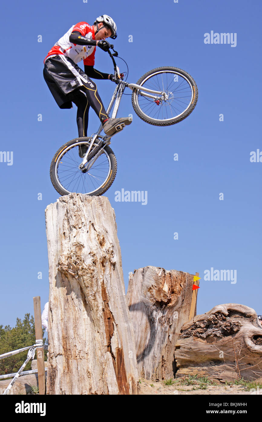 Teenage boy prenant part à un concours de vélo Banque D'Images