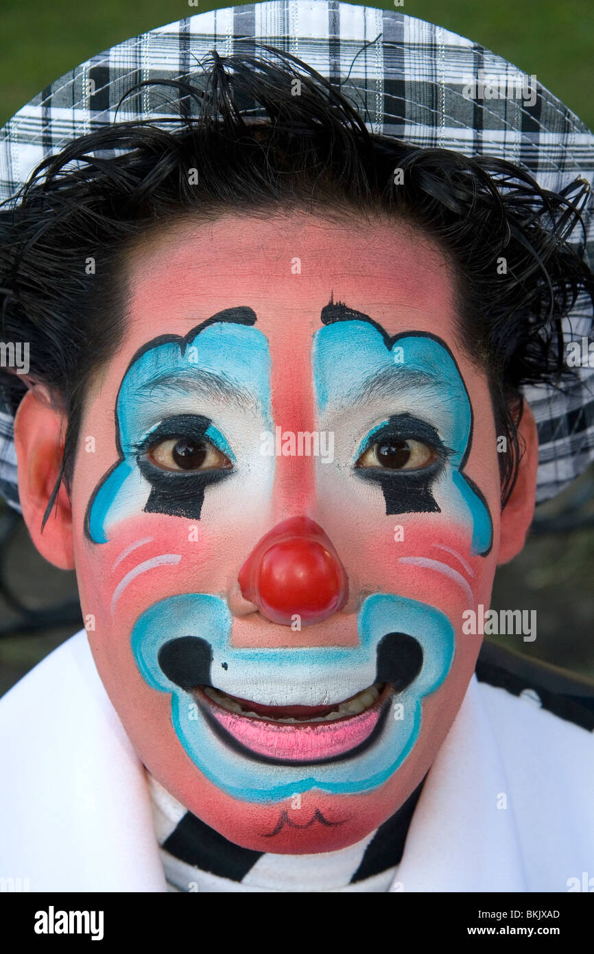 Un homme clown interprète dans la ville de Puebla, Puebla, Mexique. Banque D'Images