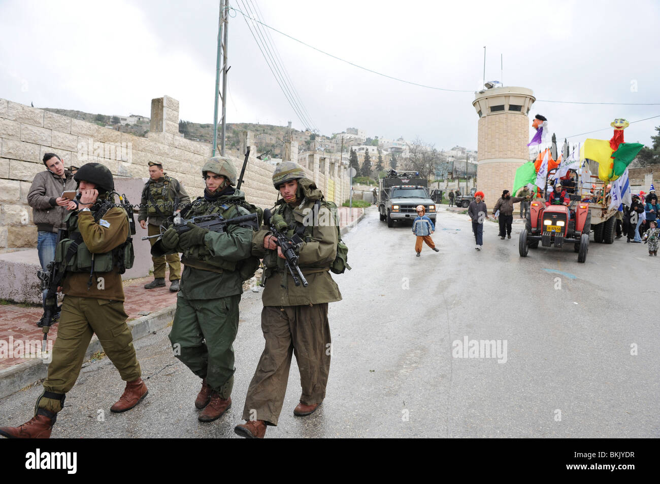 Israël, Palestine, Cisjordanie, à Hébron, des colons juifs célébrer Pourim protégés par les forces de sécurité israéliennes. 28 février 2010 Banque D'Images