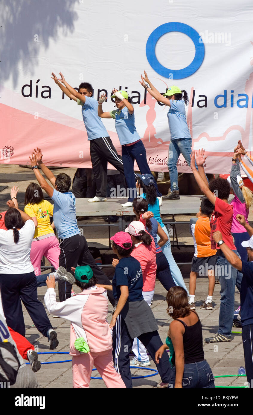 Un groupe organisé de personnes l'exercice de prévention du diabète dans la ville de Mexico, Mexique. Banque D'Images
