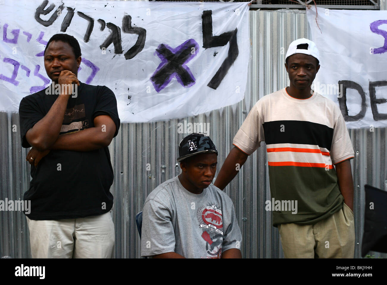 Un militant pour l'union des travailleurs africains en Israël, signer une pétition sur les gens à tenter d'empêcher le bannissement des réfugiés Banque D'Images