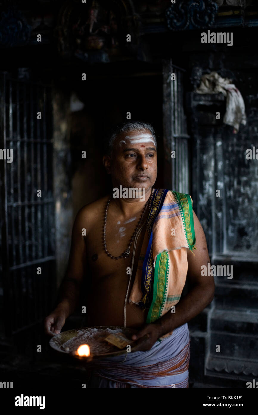Un prêtre d'un culte au temple de Murugan, rituel donne des bénédictions à pèlerins à Swamimalai, Inde Banque D'Images