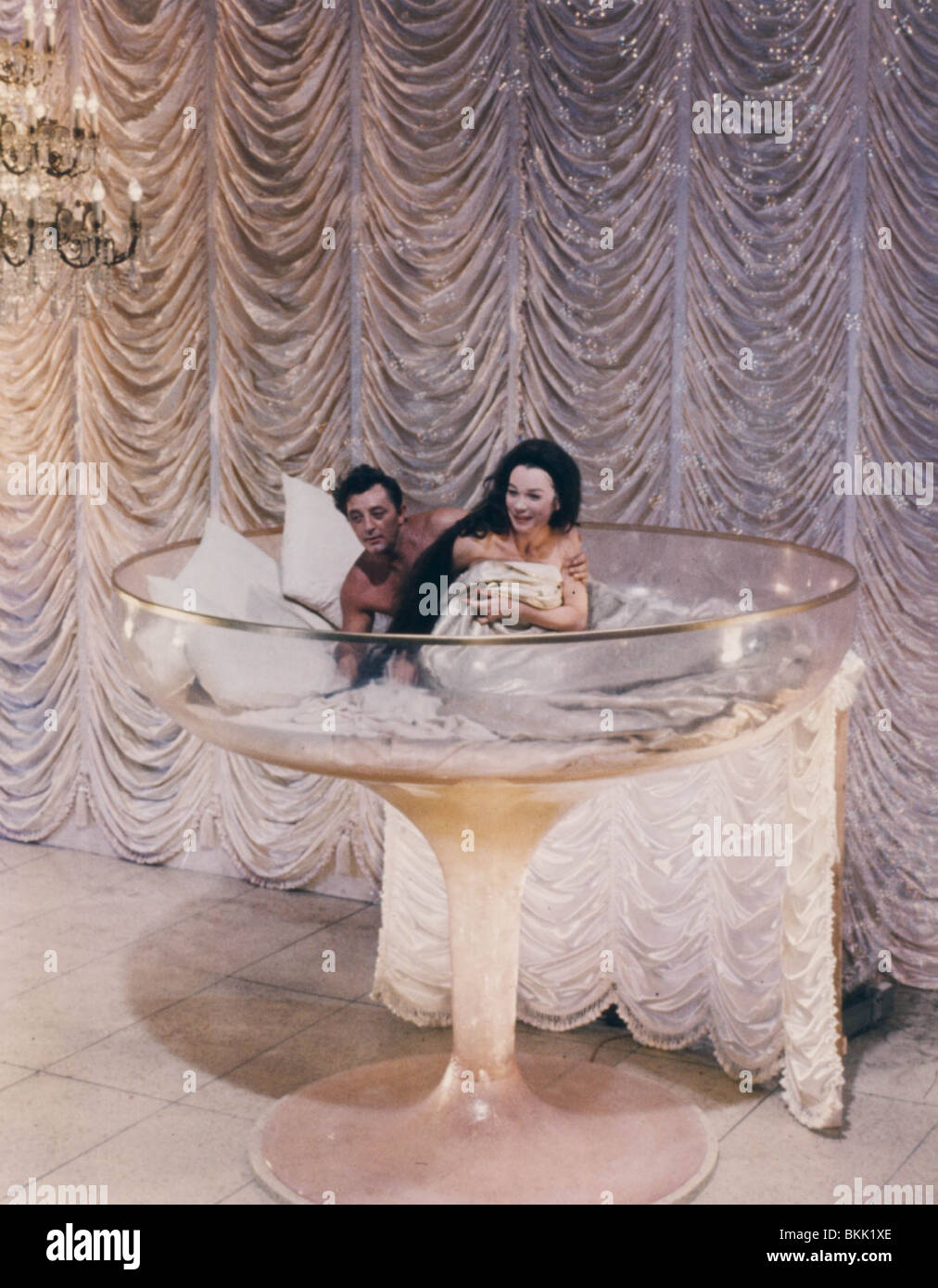 Quel chemin à parcourir (1964) Shirley Maclaine, Robert Mitchum WAWT 004CP Banque D'Images